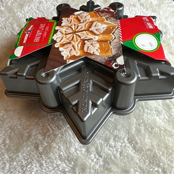 New Nordic Ware Frozen Snowflake Pull Apart Cake Pan Heavy Cast Aluminum Made US - Picture 5 of 7